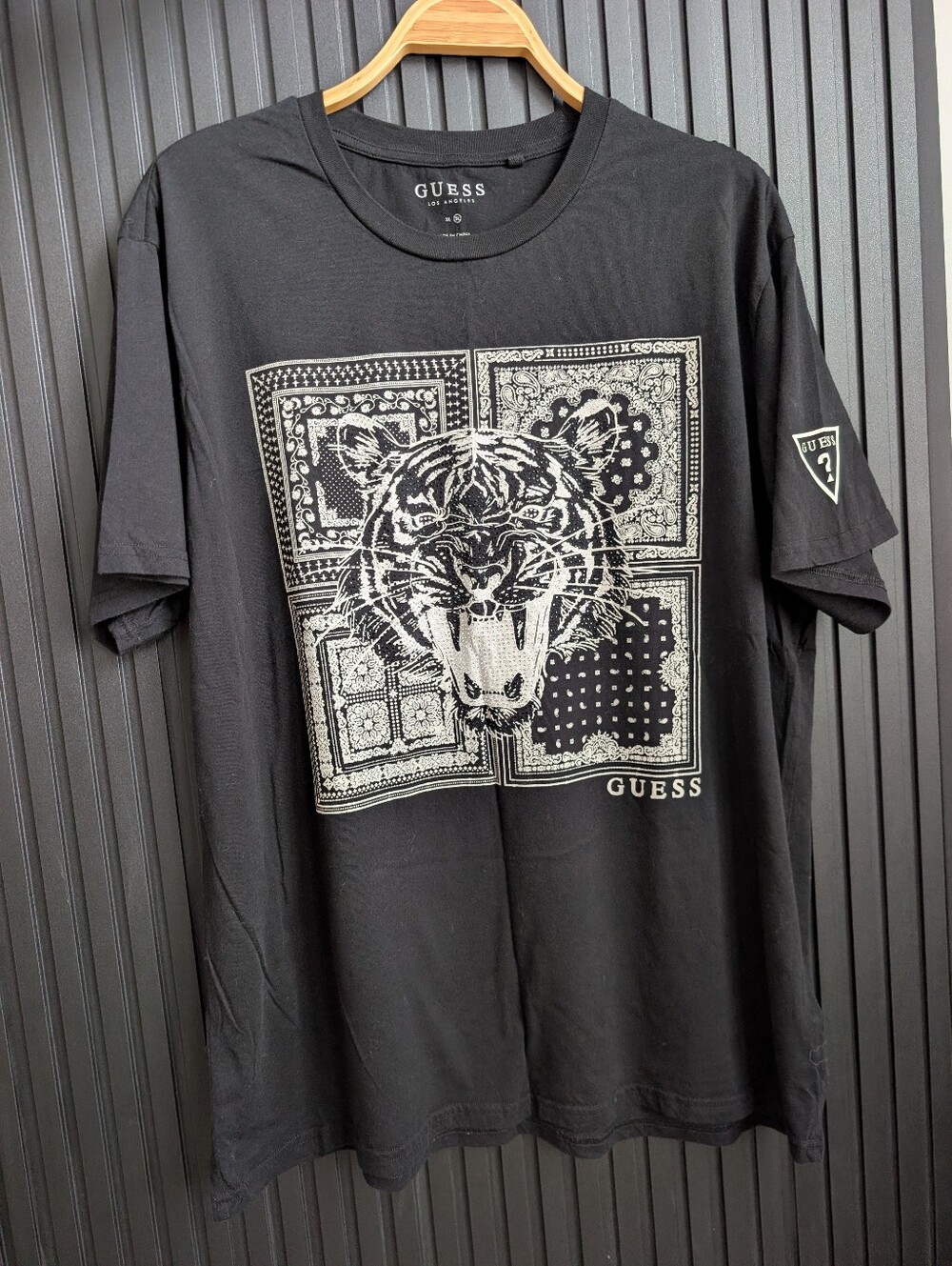 Guess black t-shirt featuring a bandana-style tiger graphic print | Size 3XL